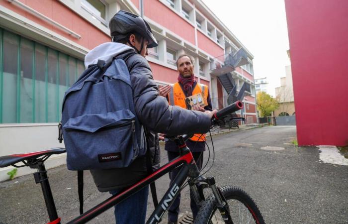 “¡Ciclistas, brillen!” », Pau en bicicleta ilumina a los ciclistas