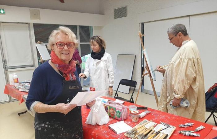 A sus 90 años, Josette sigue enseñando pintura en esta localidad de la costa bretona.