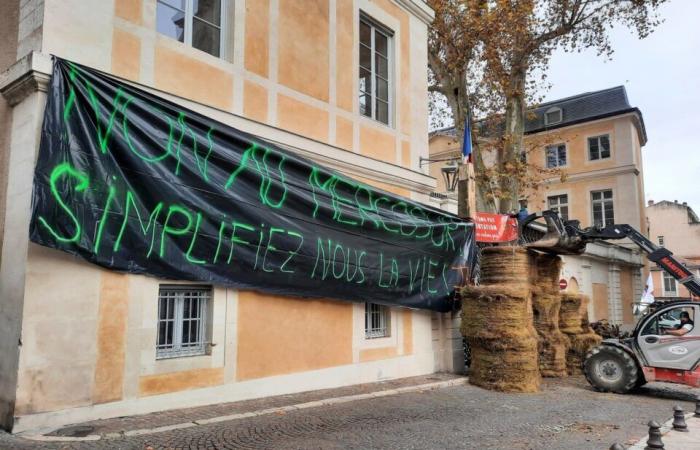 Los agricultores se manifiestan y bloquean la entrada a la prefectura.