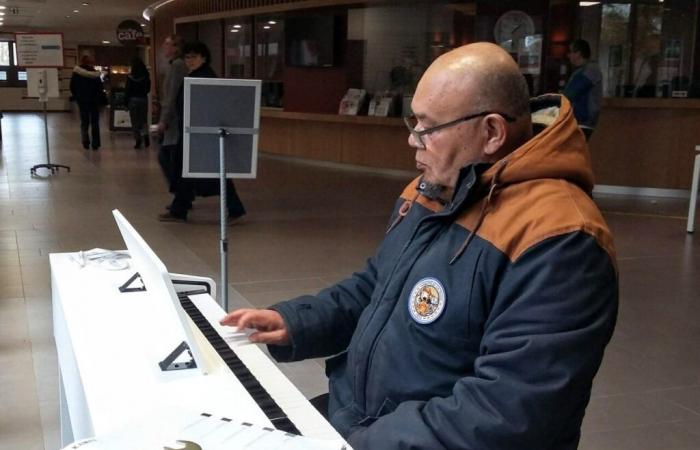 Un piano de libre acceso en el vestíbulo del centro hospitalario de Pontivy