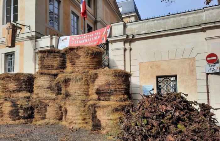 Los agricultores se manifiestan y bloquean la entrada a la prefectura.