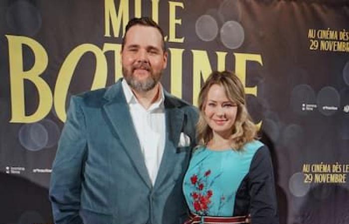 [PHOTOS] Antoine Bertrand y Catherine-Anne Toupin brillan en la alfombra roja del estreno en Montreal de la película “Mlle Bottine”