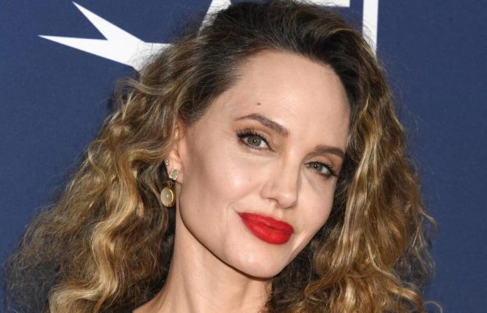 Angelina Jolie: escultural con vestido largo, posa con su hijo Knox en la alfombra roja