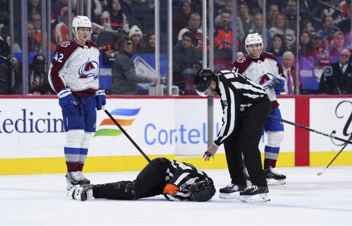 Liga Nacional de Hockey | El árbitro Mitch Dunning es evacuado tras una violenta colisión