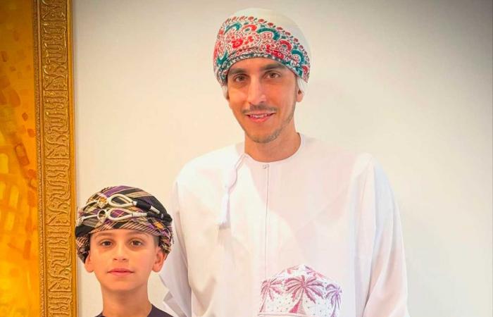 La joven y elegante princesa Malak de Omán con traje tradicional con su padre y sus hermanos para el Día Nacional