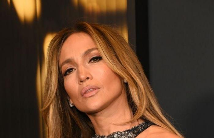 J.Lo luce un vestido transparente de Zuhair Murad en los Governors Awards 2024