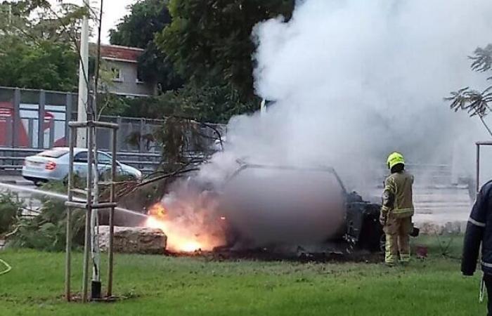 Un muerto en la explosión de un coche en Petah Tikva, posiblemente vinculado al crimen organizado