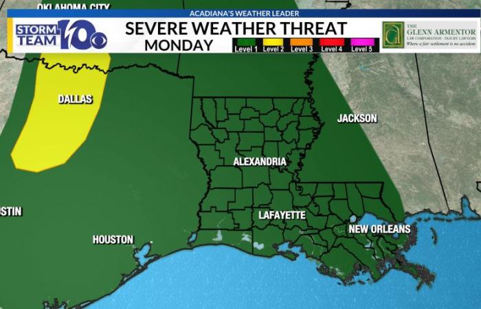 Las tormentas azotan la zona el lunes por la noche, amenaza grave de nivel bajo