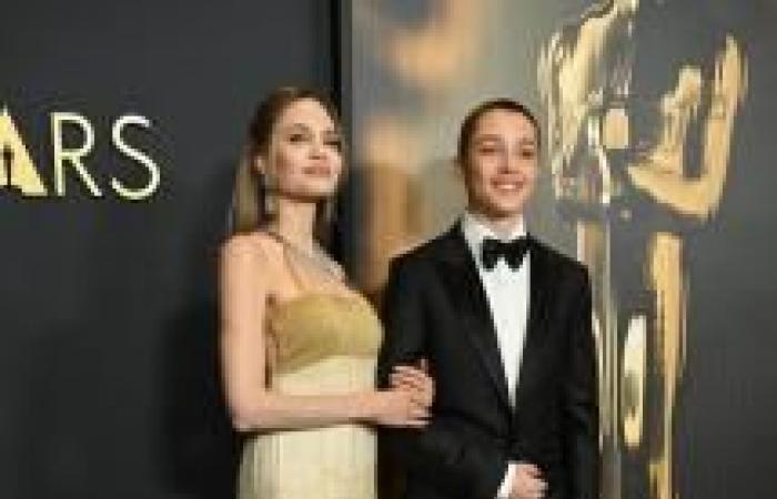 Angelina Jolie cautiva con un vestido vintage con Son Knox en los Governors Awards