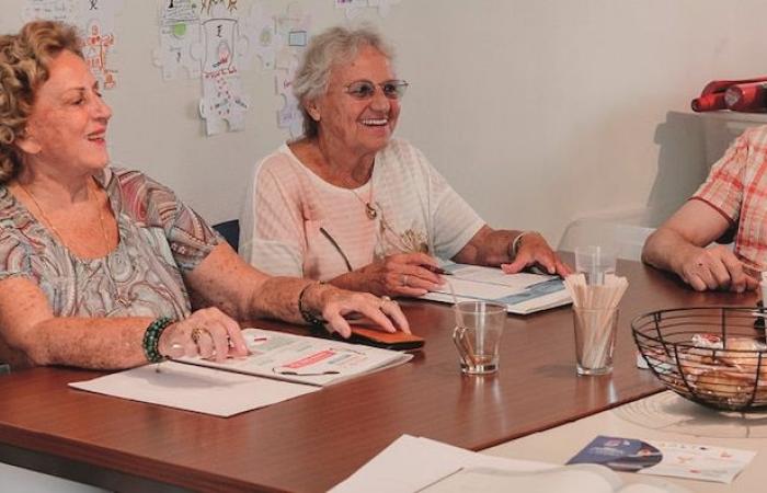 Se crea una línea de ayuda para personas mayores en Herstal: 5 voluntarios escuchan para superar la soledad y el aislamiento