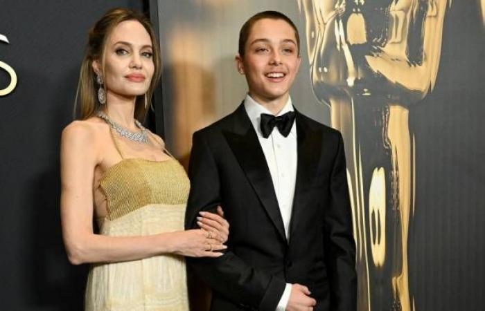 Angelina Jolie sorprende en los Governors Awards con su hijo Knox Jolie-Pitt