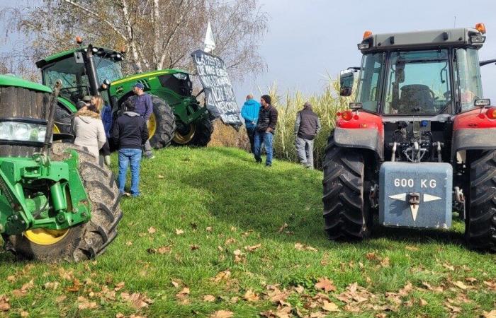 Los agricultores se manifiestan y bloquean la entrada a la prefectura.