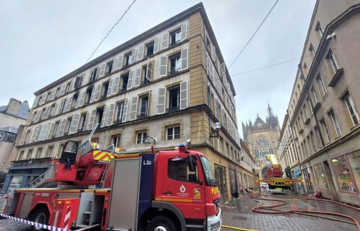 “Existe riesgo de derrumbe del suelo”, según los bomberos