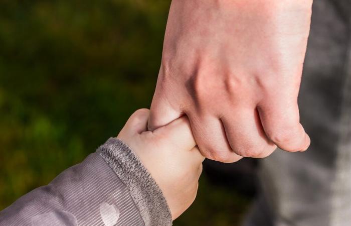 Pensó que su pequeña hija había muerto en un incendio mientras estaba cautiva no lejos de su casa.