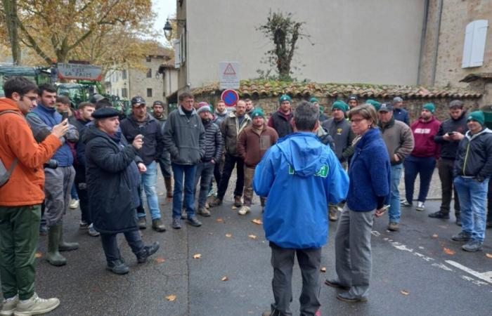 Los agricultores se manifiestan y bloquean la entrada a la prefectura.