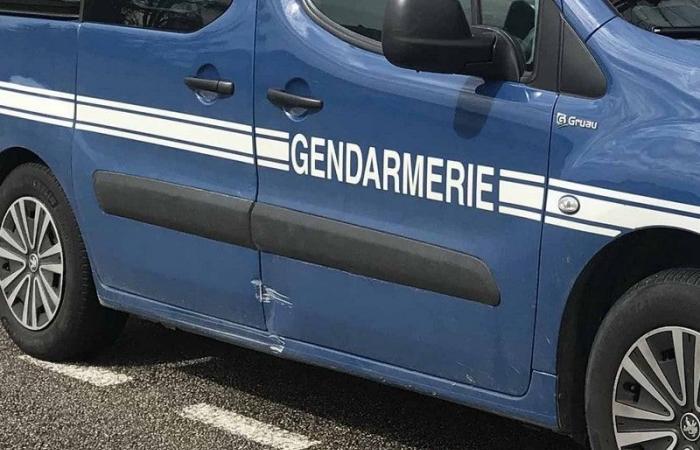 Etiquetas de extrema izquierda sobre la futura gendarmería de Bubry (56)