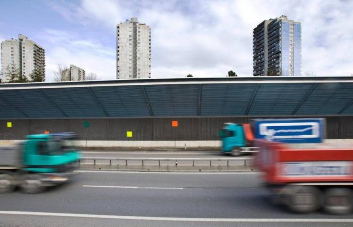 Las barreras acústicas de las autopistas albergarán paneles solares, por primera vez