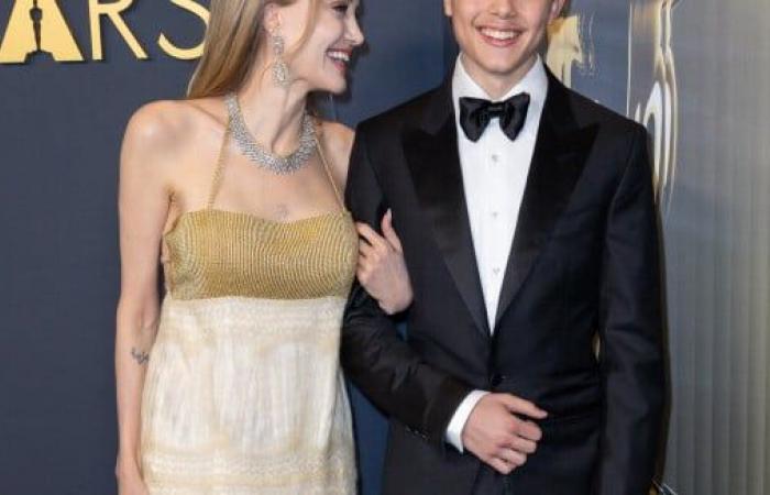 No lo vemos a menudo: Knox, de 16 años, el hijo menor de Angelina Jolie y Brad Pitt, llega vestido de esmoquin y ¡ha crecido muy bien!