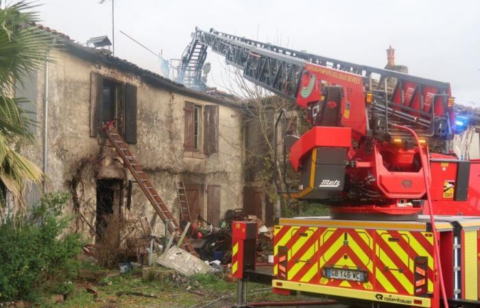 Una casa completamente destruida por las llamas en Brûlain