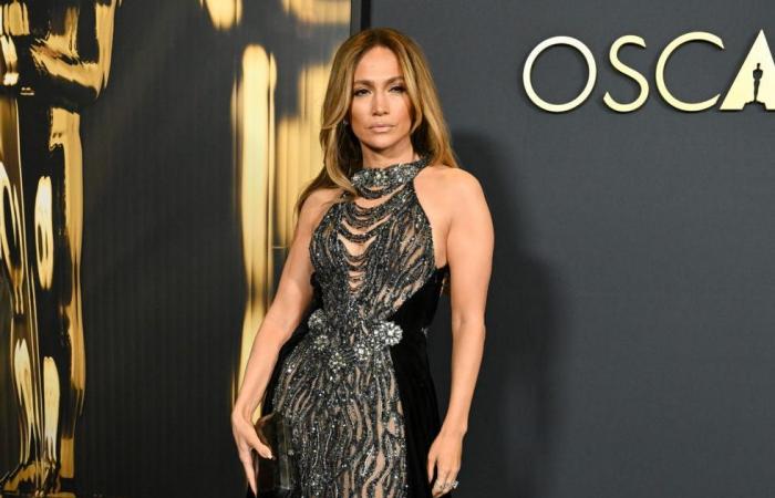 J.Lo luce un vestido transparente de Zuhair Murad en los Governors Awards 2024