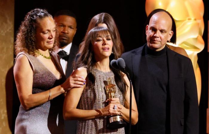 La emoción de Rashida Jones al recibir el Oscar póstumo de manos de su padre Quincy Jones