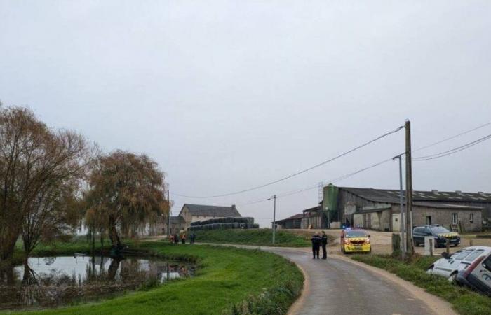 Un coche finaliza su carrera en un estanque en Mayenne