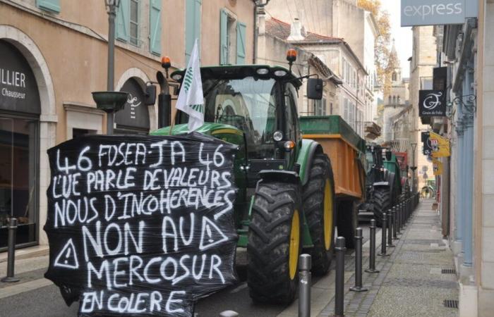 Los agricultores se manifiestan y bloquean la entrada a la prefectura.