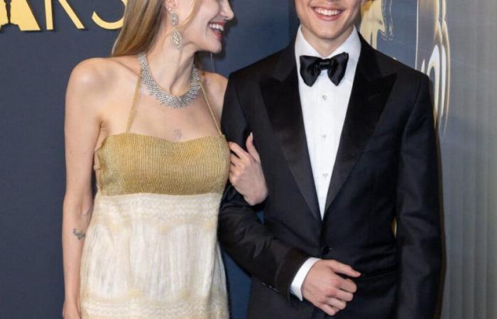 No lo vemos a menudo: Knox, de 16 años, el hijo menor de Angelina Jolie y Brad Pitt, llega vestido de esmoquin y ¡ha crecido muy bien!