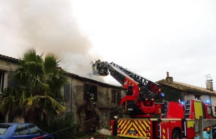 Una casa destruida por un incendio en un municipio de Deux-Sèvres