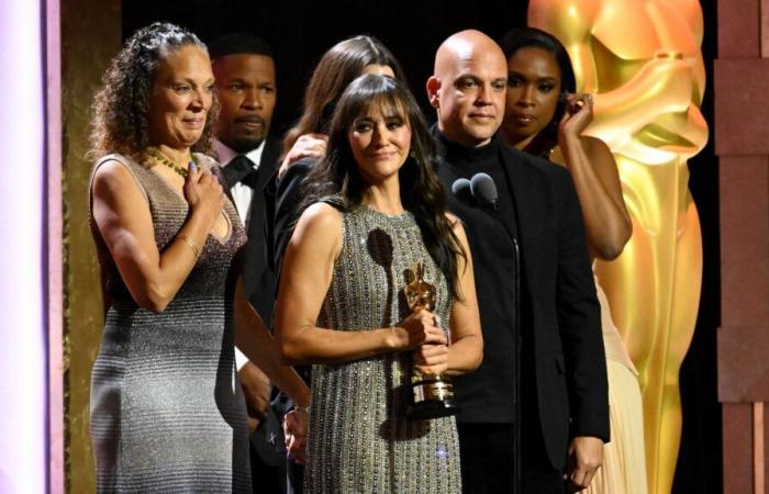 La hija de Quincy Jones, Rachida Jones, muy emocionada en la entrega del Oscar póstumo a su padre