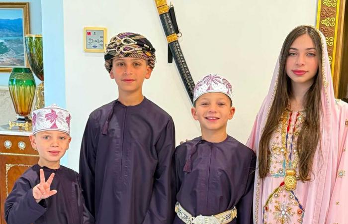 La joven y elegante princesa Malak de Omán con traje tradicional con su padre y sus hermanos para el Día Nacional