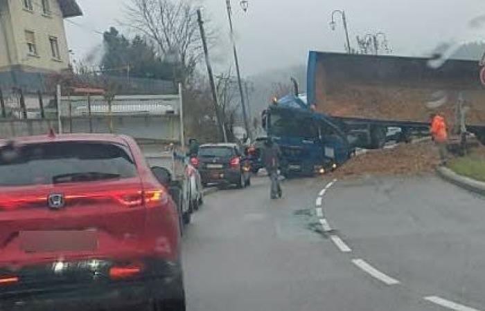 Alto Doubs. Un camión de movimiento de tierras vuelca en Les Fins: el tráfico está interrumpido