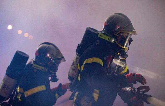 Bomberos rescatan a víctima atrapada en llamas