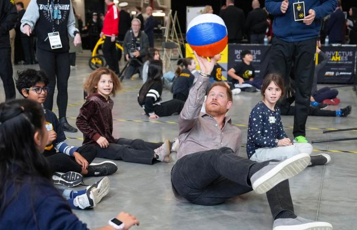 El príncipe Harry juega voleibol sentado en Canadá con estudiantes de primaria