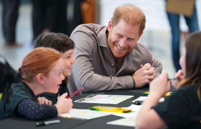 El príncipe Harry juega voleibol sentado en Canadá con estudiantes de primaria