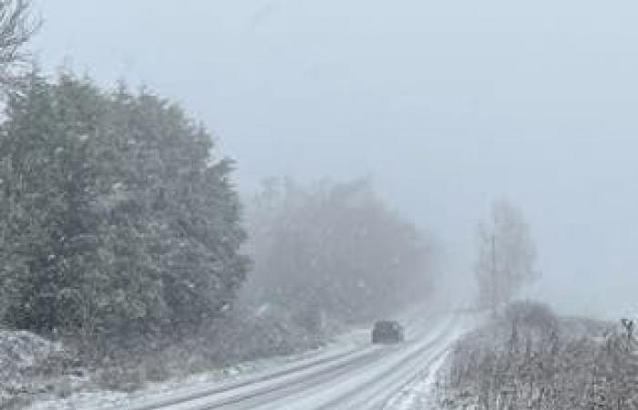 El tiempo en el Reino Unido en vivo: el caos en los viajes y el cierre de escuelas aumentan mientras se espera que caigan hasta 15 cm más de nieve