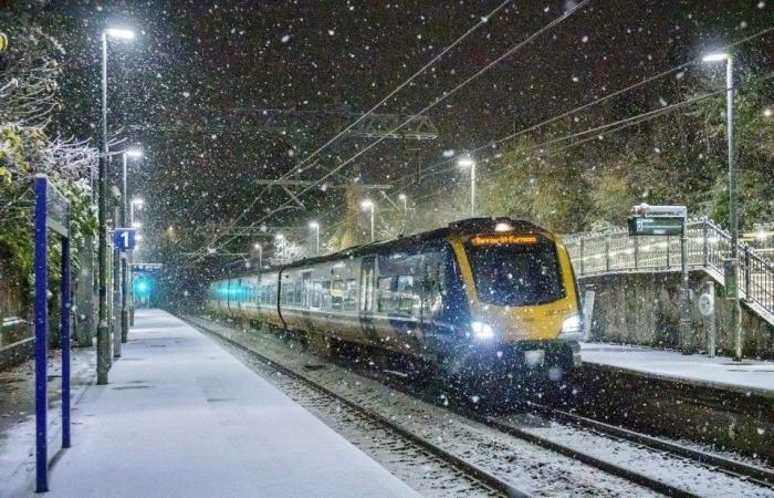 Las escuelas cierran y los británicos luchan contra capas de nieve mientras las temperaturas caen a -8 ° C y caen otras 8 pulgadas, lo que provoca una matanza en los viajes