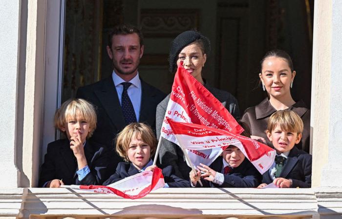 La princesa Carolina, feliz abuela con sus siete nietos en el balcón del palacio principesco