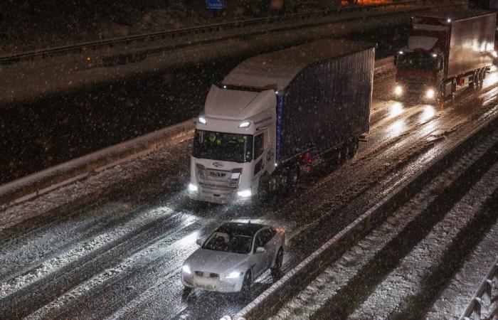 Las escuelas cierran y los británicos luchan contra capas de nieve mientras las temperaturas caen a -8 ° C y caen otras 8 pulgadas, lo que provoca una matanza en los viajes