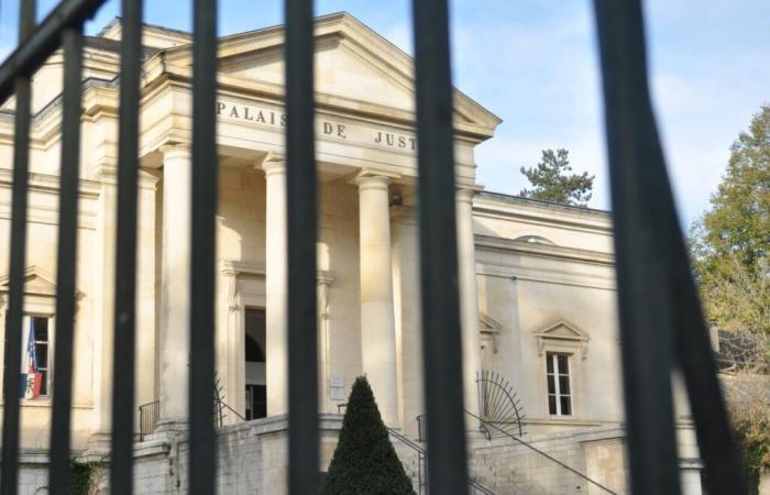 Lote. En un alojamiento de emergencia, un hombre golpea al guardia de seguridad que lo despertó