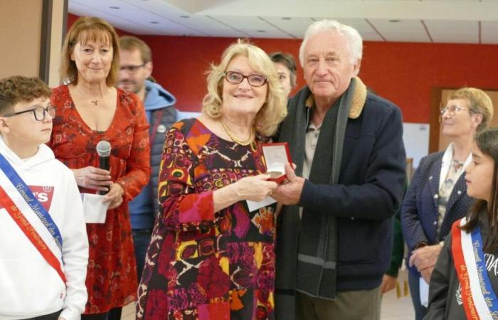 Gond-Pontouvre: en la Feria del Libro, Marie-Bernadette Dupuy recibe la medalla de la ciudad