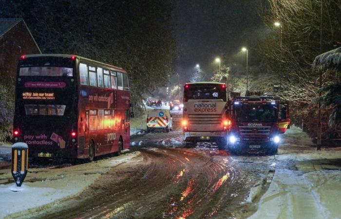 Las escuelas cierran y los británicos luchan contra capas de nieve mientras las temperaturas caen a -8 ° C y caen otras 8 pulgadas, lo que provoca una matanza en los viajes