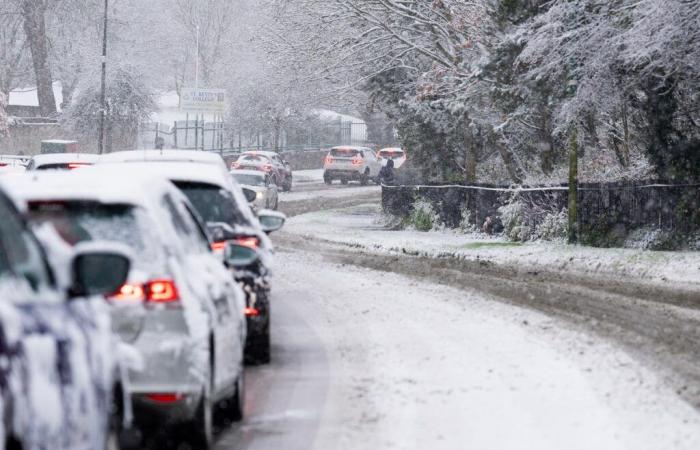 El tiempo en el Reino Unido en vivo: el caos en los viajes y el cierre de escuelas aumentan mientras se espera que caigan hasta 15 cm más de nieve