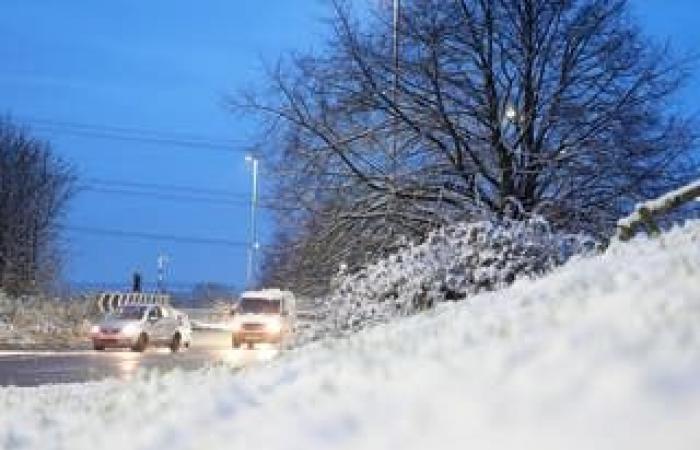 El tiempo en el Reino Unido en vivo: el caos en los viajes y el cierre de escuelas aumentan mientras se espera que caigan hasta 15 cm más de nieve