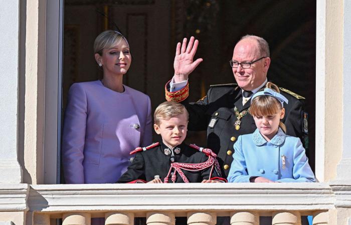 La princesa Carolina, feliz abuela con sus siete nietos en el balcón del palacio principesco