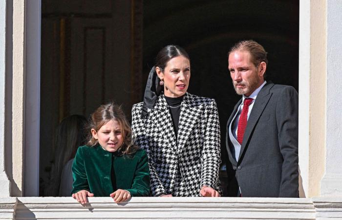 Jacques y Gabriella de Mónaco en el balcón con Alberto II y Charlene para asistir al desfile militar, incluida la Guardia Republicana