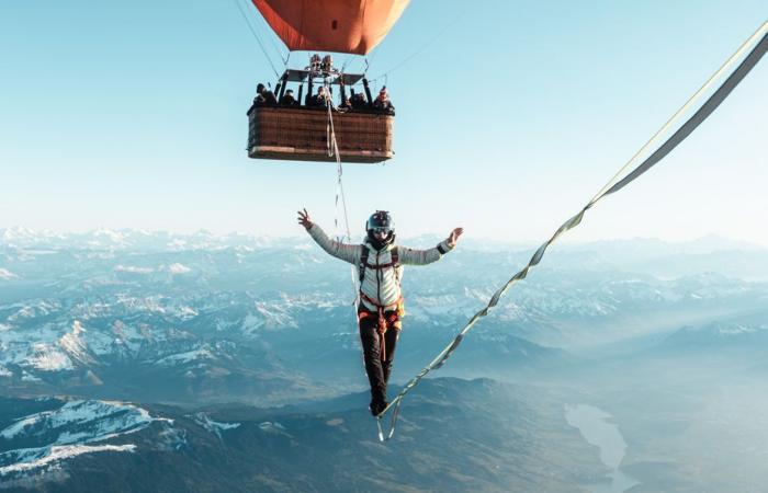 camina 4.255 metros sobre el vacío y bate el récord mundial de highline