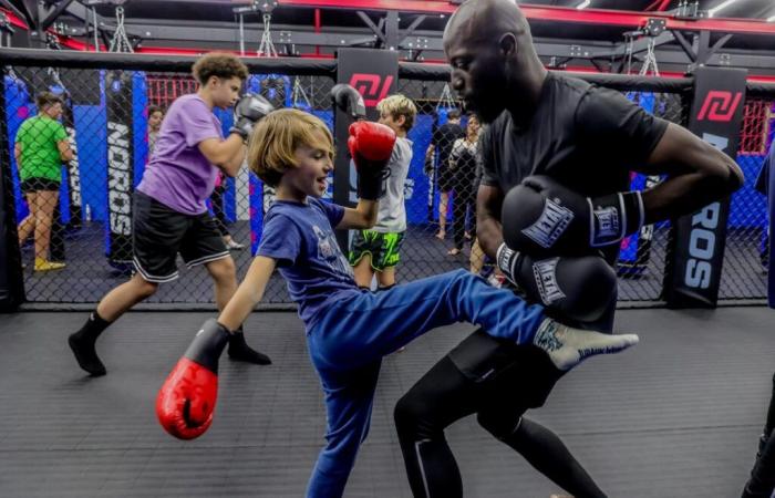 Campeón del mundo de boxeo tailandés, regresa a su barrio de Bègles