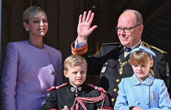 Jacques y Gabriella de Mónaco en el balcón con Alberto II y Charlene para asistir al desfile militar, incluida la Guardia Republicana