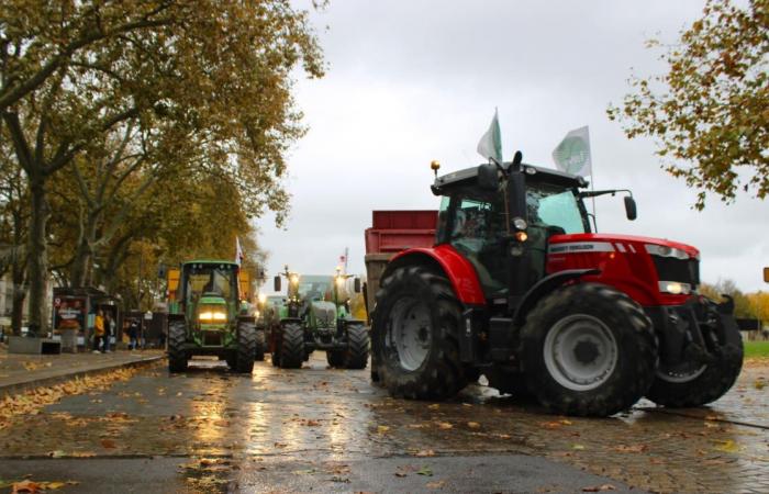 Agricultores apoyados en sus demandas.